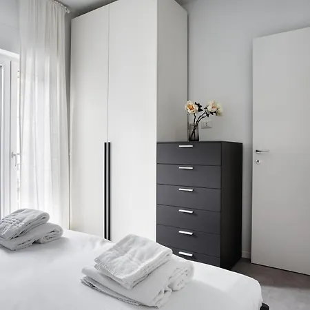 Sleek Abode In Maciachini Milán